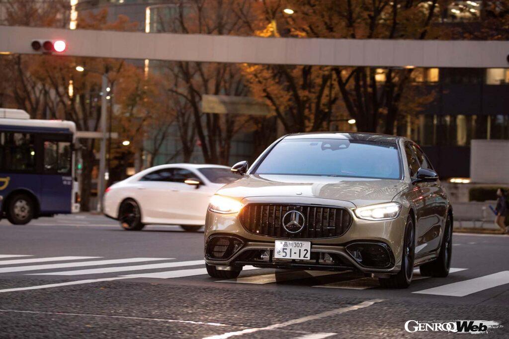 Sクラス初となるAMG専用ラジエーターグリルが採用された。縦型ルーバーと中央に大型スリーポインテッド・スターが配置される。