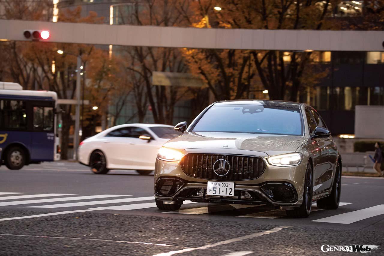 Sクラス初となるAMG専用ラジエーターグリルが採用された。縦型ルーバーと中央に大型スリーポインテッド・スターが配置される。