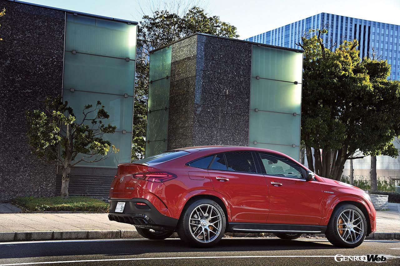 BMW X6にMモデルが設定されたのは2009年のこと。それから2度のモデルチェンジを重ね、昨年マイナーチェンジした最新型では48Vのマイルドハイブリッド化が図られた。この結果、システムトータルで625PS／750Nmを発揮。インテリアはメリノレザー張りで、こちらも高級感たっぷり。試乗車のカーボンエンジンカバーやカーボンミラーキャップはオプション（16万4000円、12万3000円）。一定の条件下でステアリングから手を放して運転できる「ハンズ・オフ機能付き渋滞運転支援機能」も搭載。