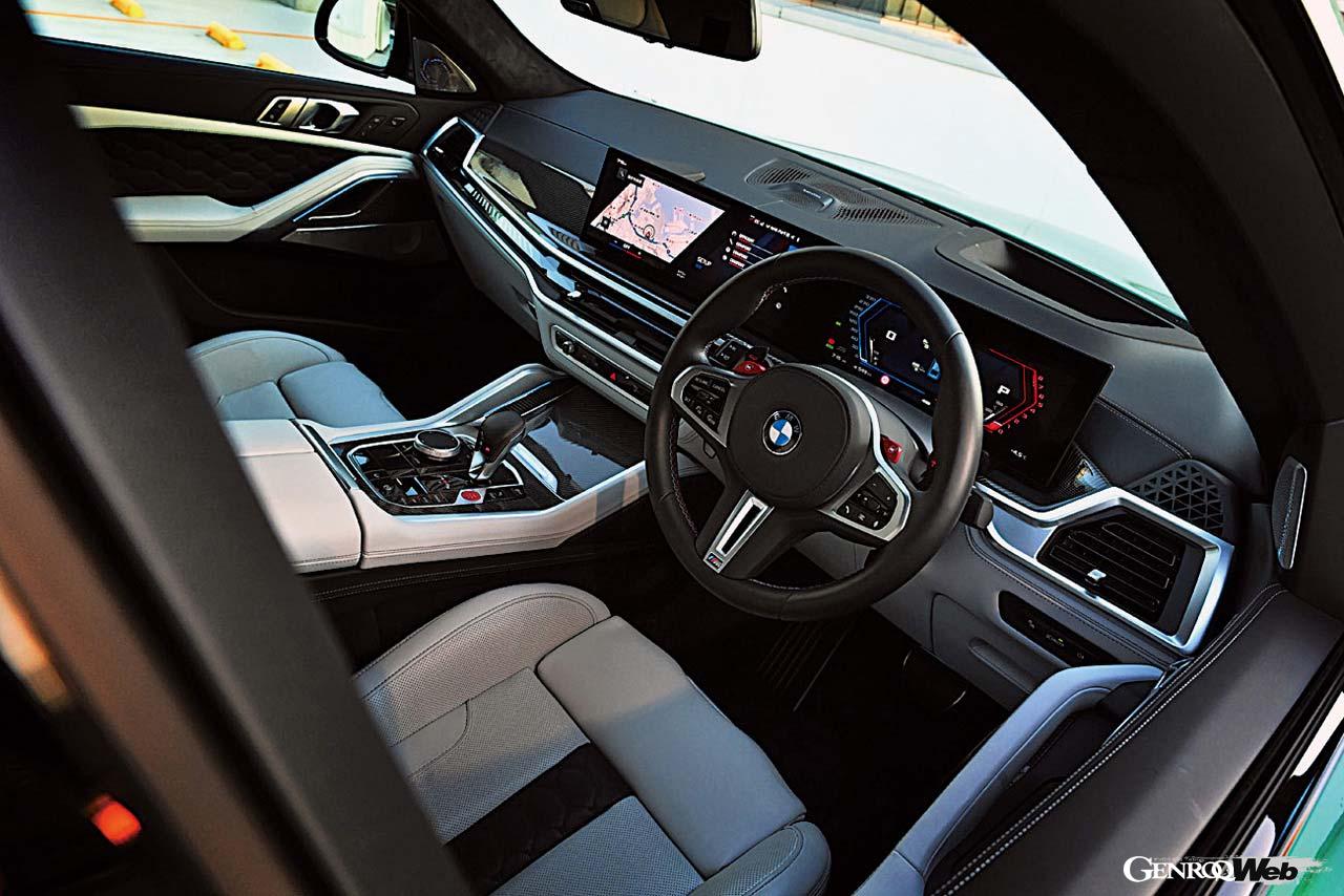 BMW X6にMモデルが設定されたのは2009年のこと。それから2度のモデルチェンジを重ね、昨年マイナーチェンジした最新型では48Vのマイルドハイブリッド化が図られた。この結果、システムトータルで625PS／750Nmを発揮。インテリアはメリノレザー張りで、こちらも高級感たっぷり。試乗車のカーボンエンジンカバーやカーボンミラーキャップはオプション（16万4000円、12万3000円）。一定の条件下でステアリングから手を放して運転できる「ハンズ・オフ機能付き渋滞運転支援機能」も搭載。