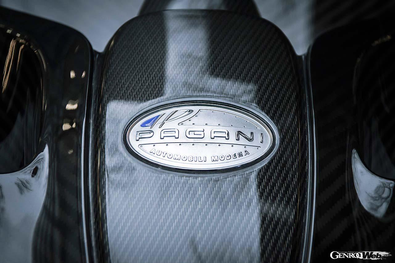 厳しい排ガス規制をクリアしつつ最高出力864PS、最大トルク1100Nmを実現した6.0リッターV12ツインターボエンジンを搭載する。AMGがパガーニのために制作した珠玉のユニットだ。