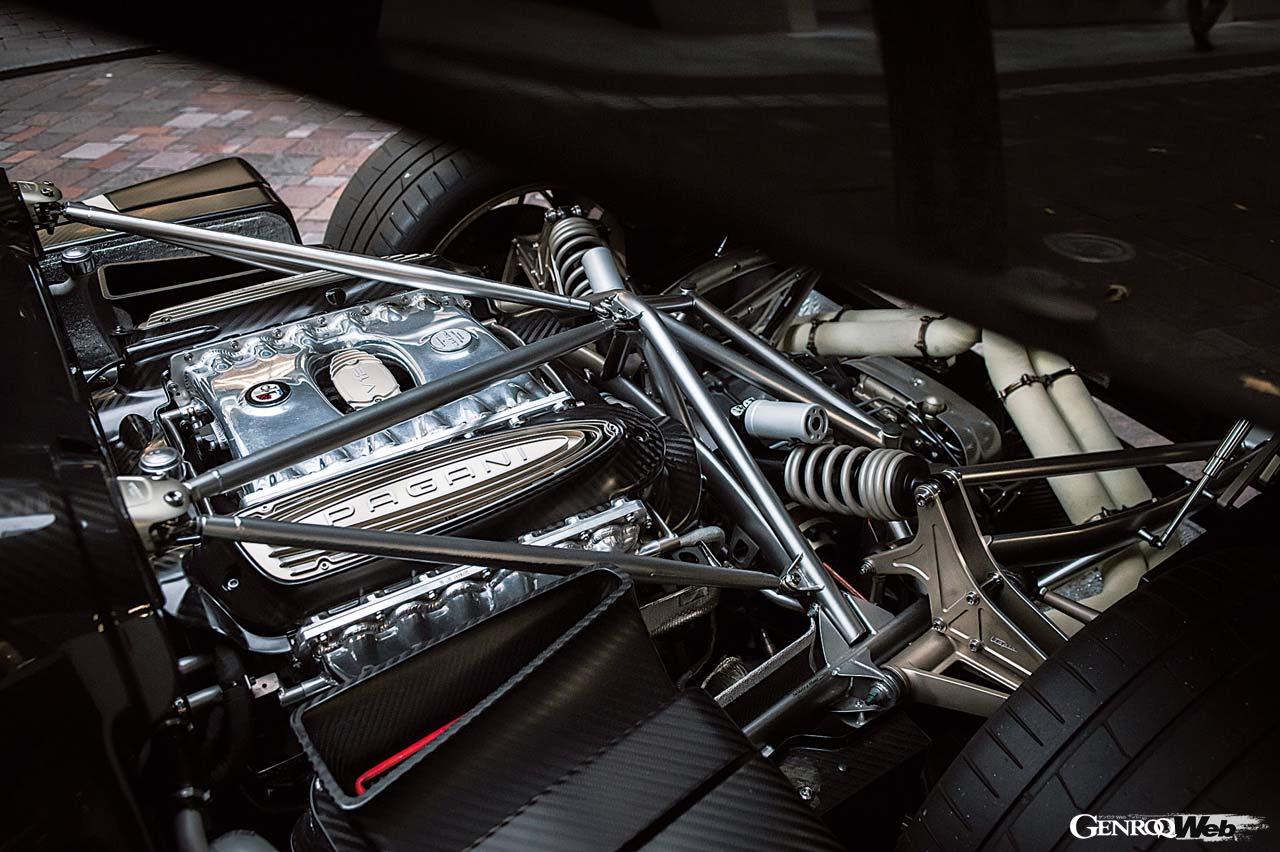 厳しい排ガス規制をクリアしつつ最高出力864PS、最大トルク1100Nmを実現した6.0リッターV12ツインターボエンジンを搭載する。AMGがパガーニのために制作した珠玉のユニットだ。