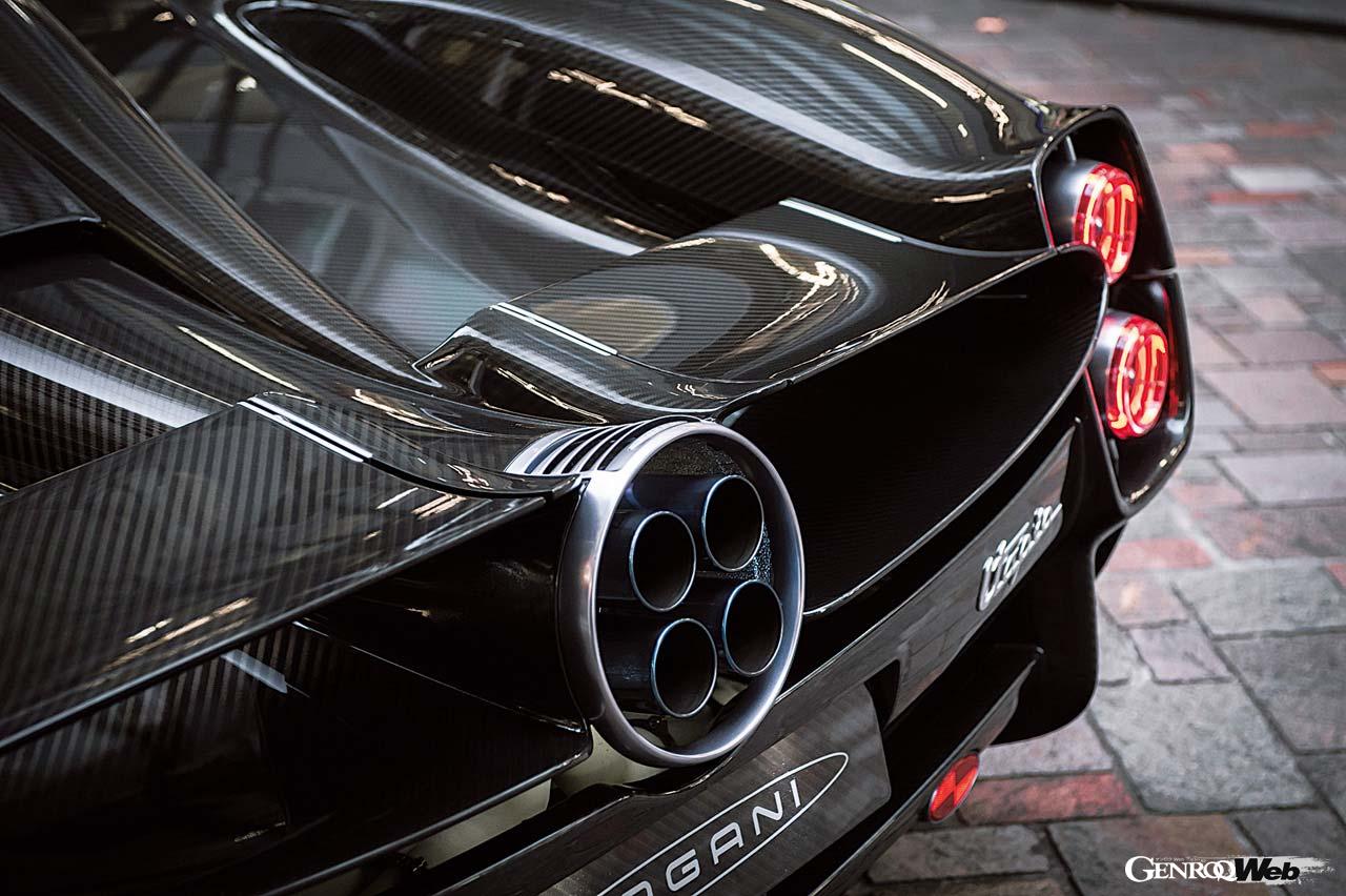 センター4本出しのマフラーを採用する。非常に美しいテールエンドのデザインだ。