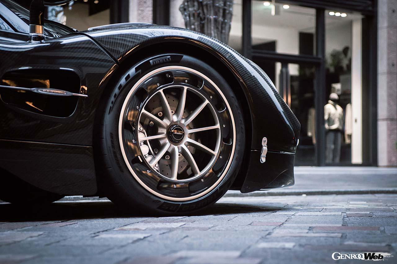 撮影車はピンクゴールドとカーボンのカラーマッチングが美しいホイールを履きこなしていた。タイヤはピレリ・トロフェオRSを装着する。