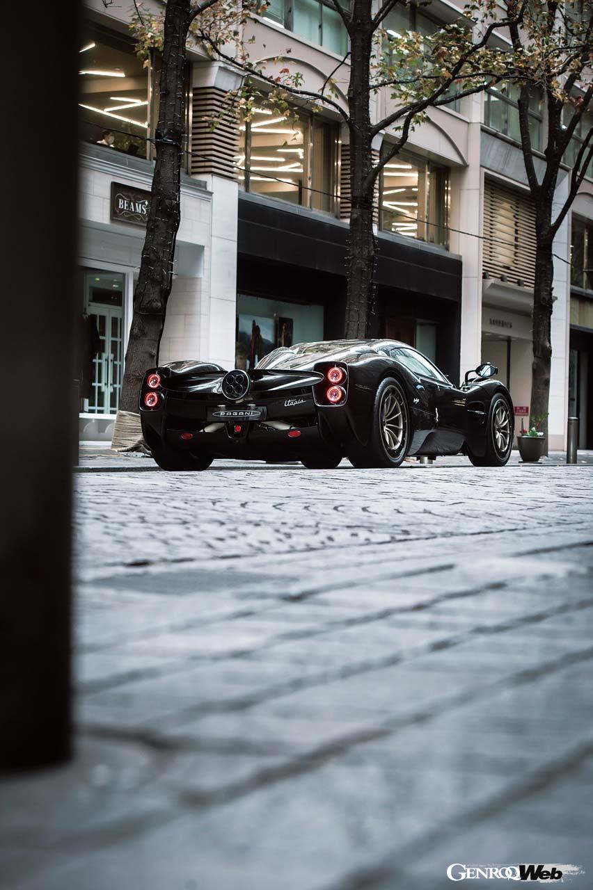 センター4本出しのマフラーを採用する。非常に美しいテールエンドのデザインだ。