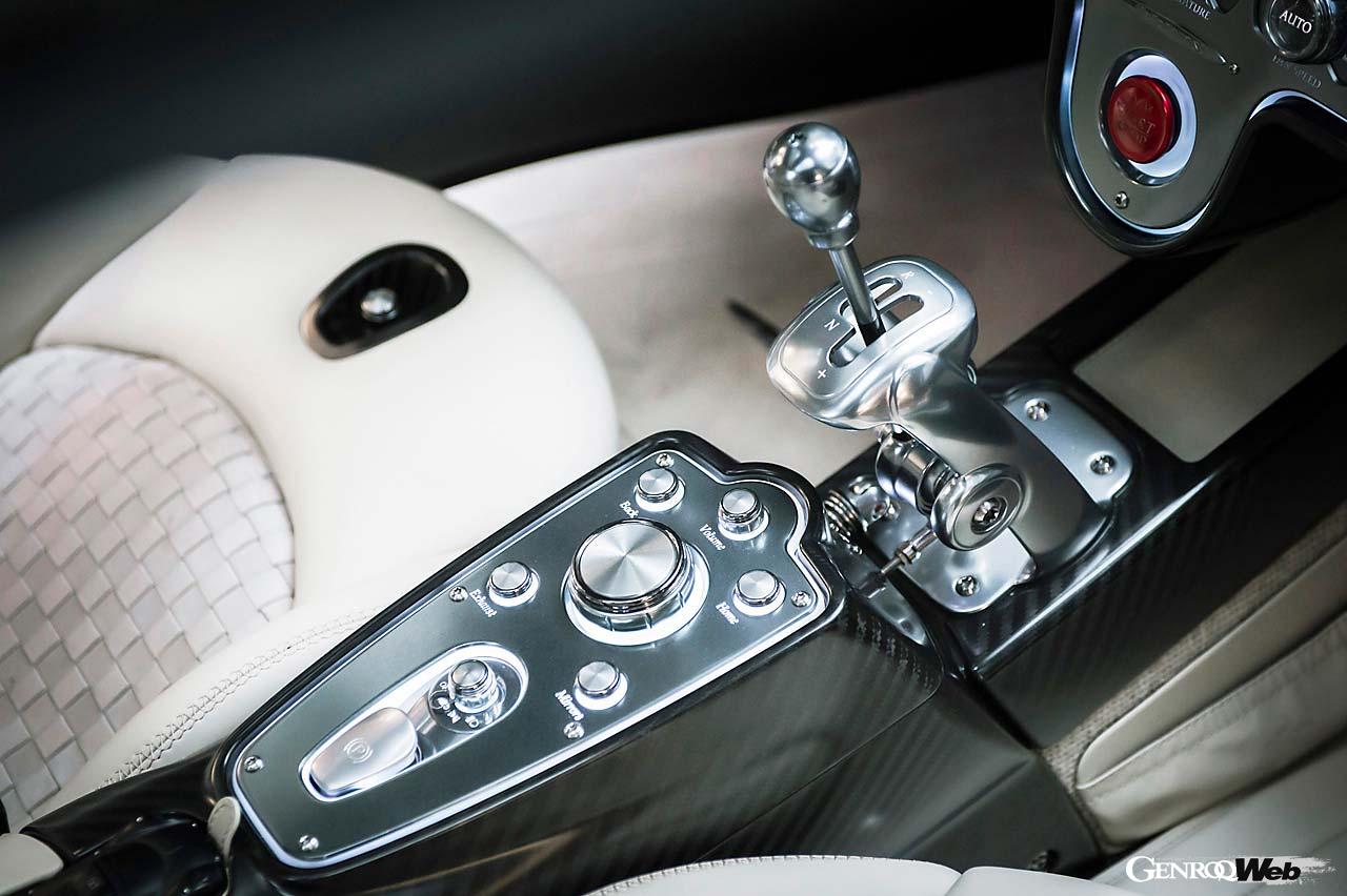 レザーとアルミが融合した独創的で美しいインパネ。液晶モニターは最小限に抑えられ、タコメーターや油温計などの各メーターはアナログ式となっている。