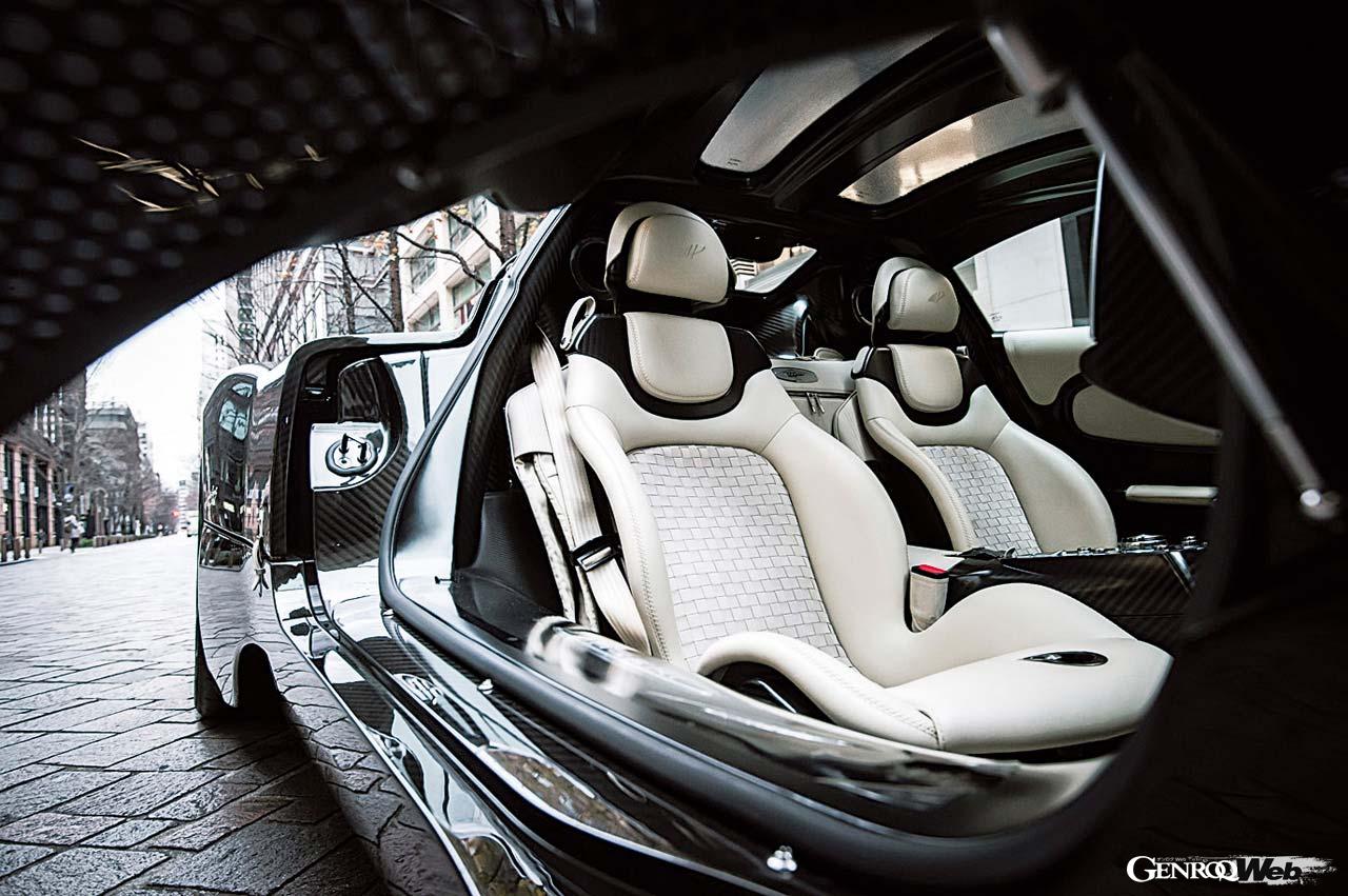 上質で肌触りの良いレザーをふんだんに使った極上のシート。座り心地とホールド性を両立させた逸品だ。