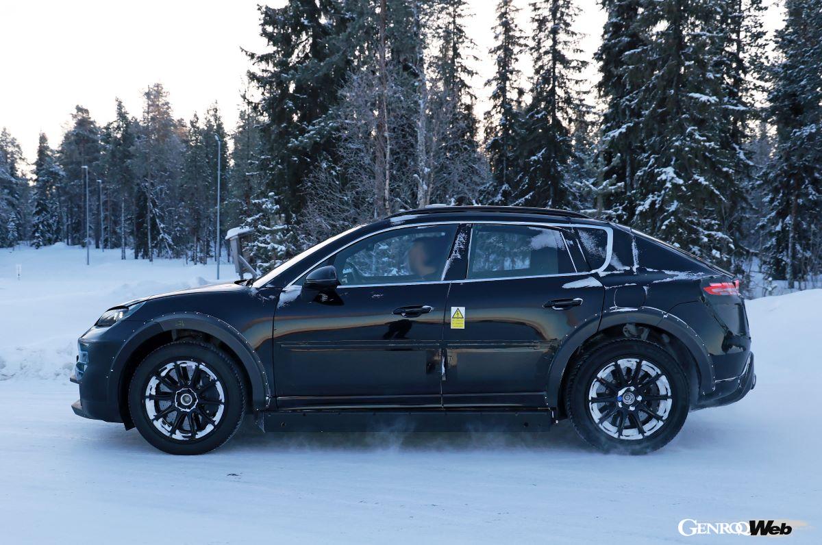テスト車両はマカンEVのボディを流用した「ミュール」なため、カイエンEVのボディデザインを知ることはできない。