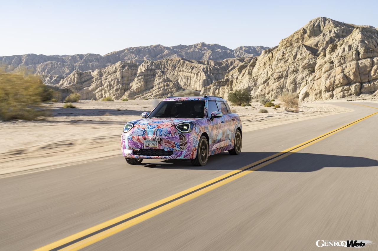 カモフラージュ偽装が施された状態で、酷暑地テストを行う「MINI エースマン」。