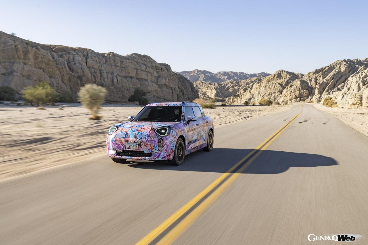 カモフラージュ偽装が施された状態で、酷暑地テストを行う「MINI エースマン」。