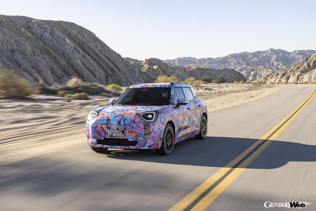 カモフラージュ偽装が施された状態で、酷暑地テストを行う「MINI エースマン」。