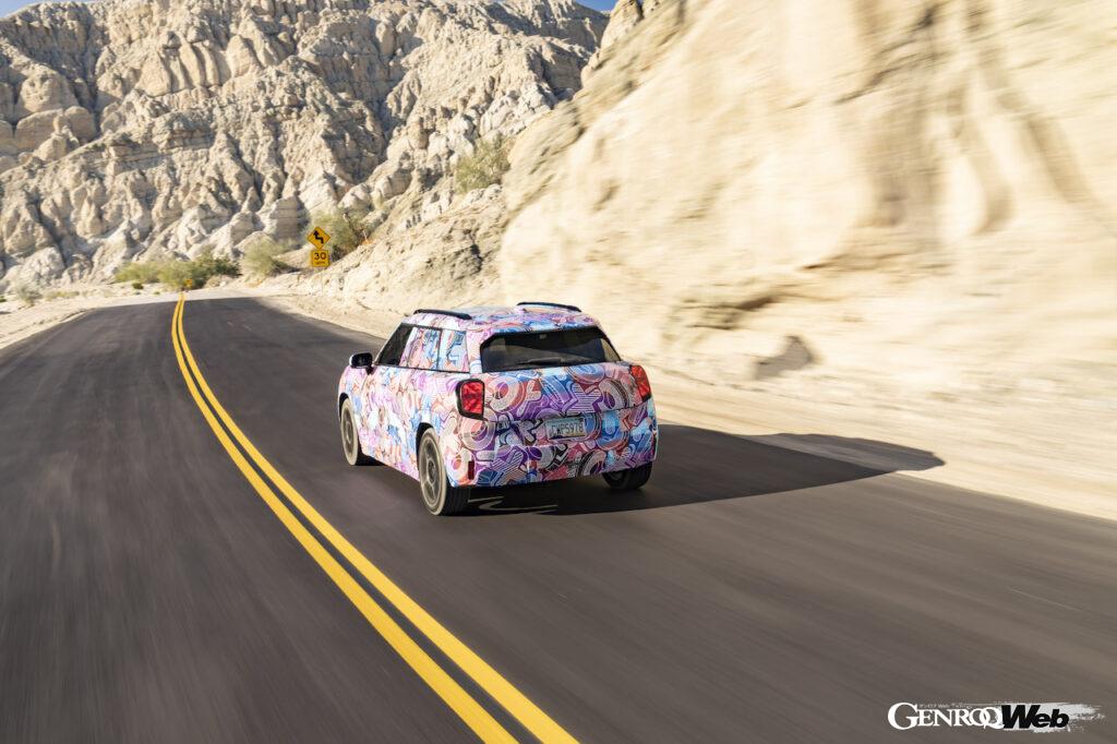 カモフラージュ偽装が施された状態で、酷暑地テストを行う「MINI エースマン」。