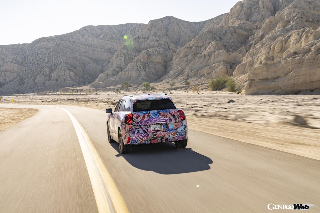 カモフラージュ偽装が施された状態で、酷暑地テストを行う「MINI エースマン」。