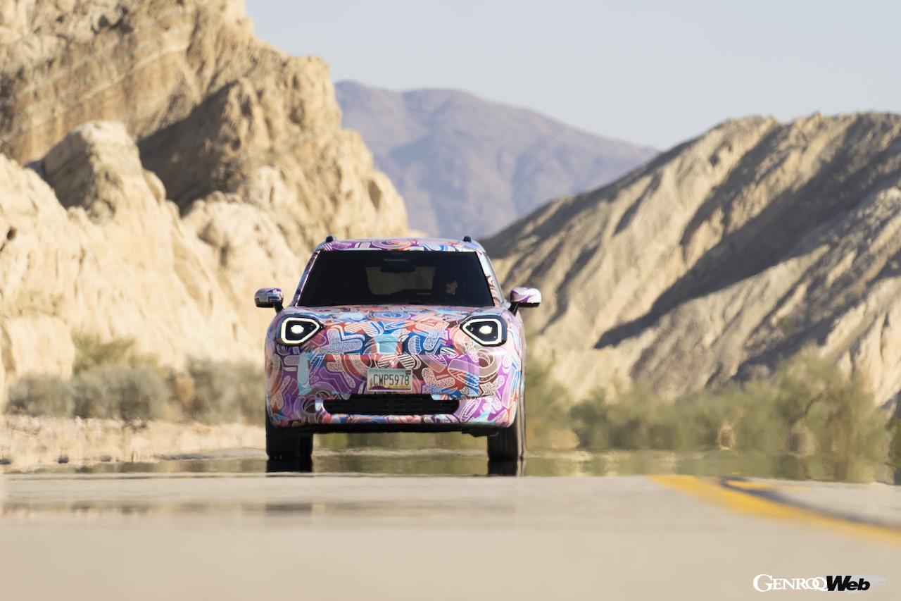 カモフラージュ偽装が施された状態で、酷暑地テストを行う「MINI エースマン」。