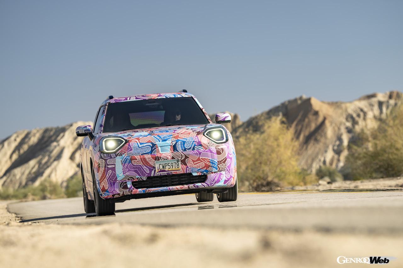 カモフラージュ偽装が施された状態で、酷暑地テストを行う「MINI エースマン」。