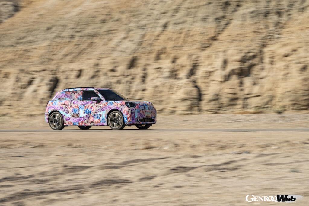 カモフラージュ偽装が施された状態で、酷暑地テストを行う「MINI エースマン」。