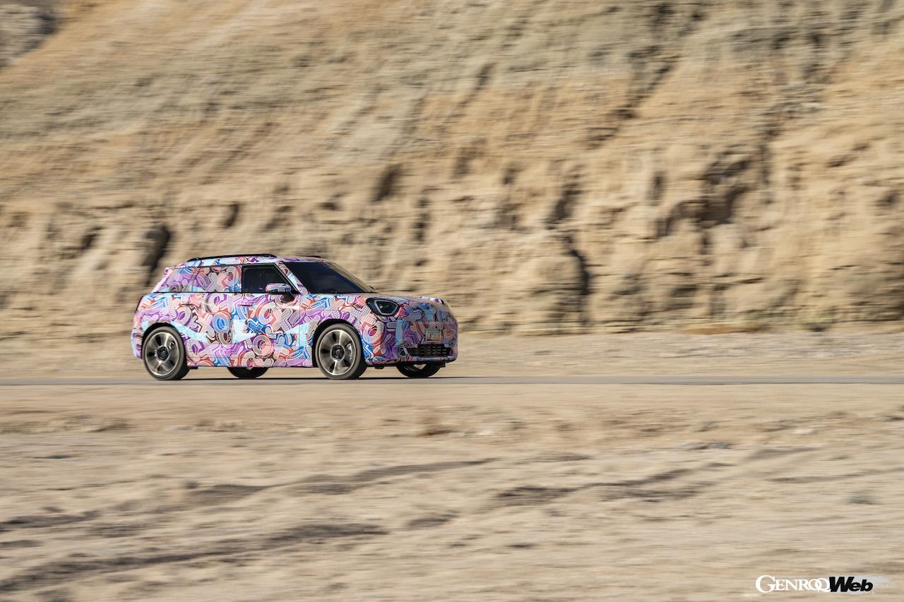 カモフラージュ偽装が施された状態で、酷暑地テストを行う「MINI エースマン」。