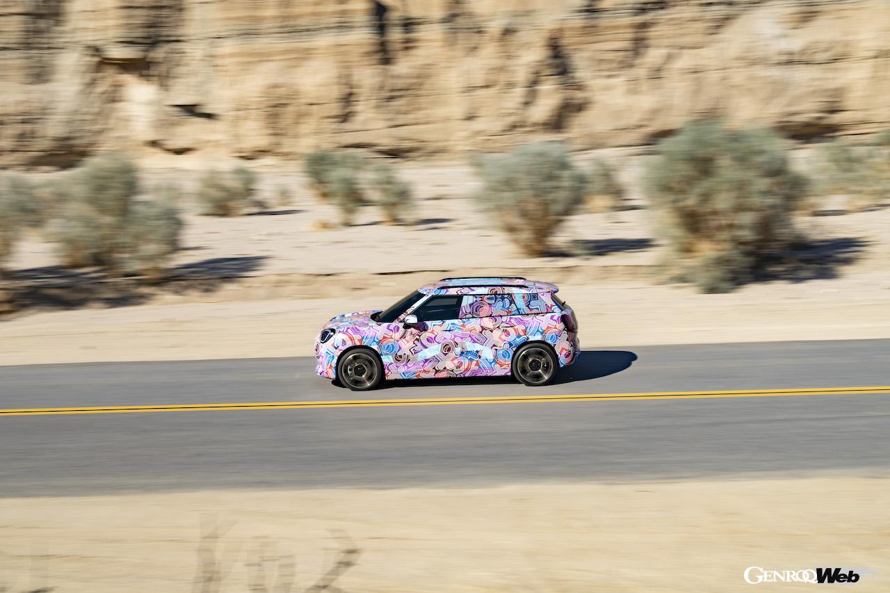 カモフラージュ偽装が施された状態で、酷暑地テストを行う「MINI エースマン」。