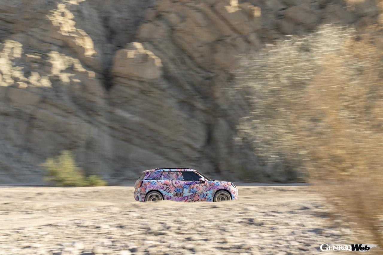 カモフラージュ偽装が施された状態で、酷暑地テストを行う「MINI エースマン」。