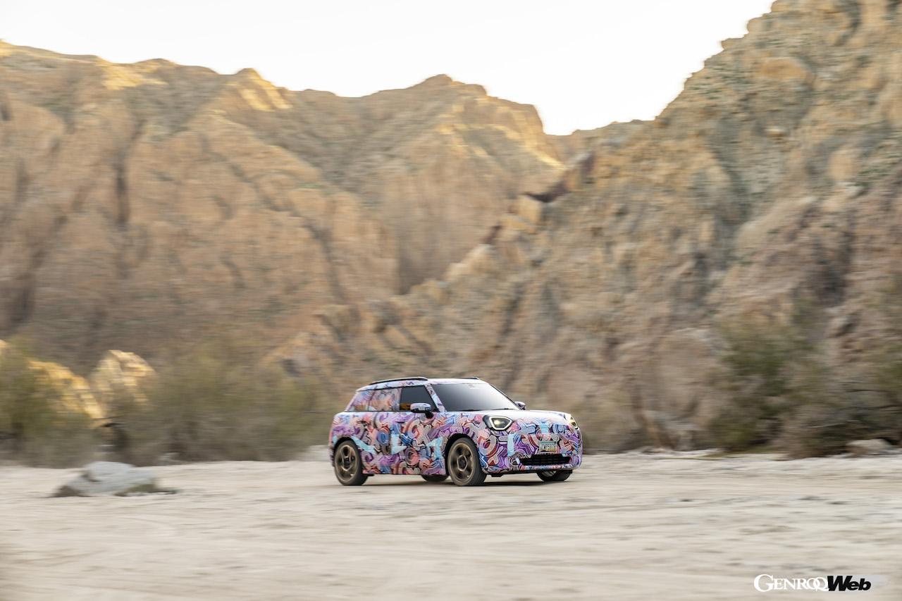 カモフラージュ偽装が施された状態で、酷暑地テストを行う「MINI エースマン」。