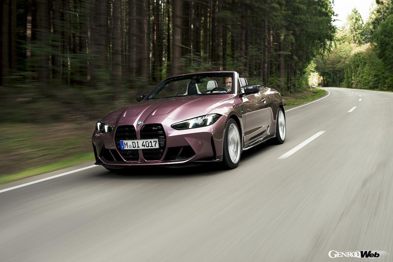 BMW M4 コンバーチブル改良新型の走行シーン。