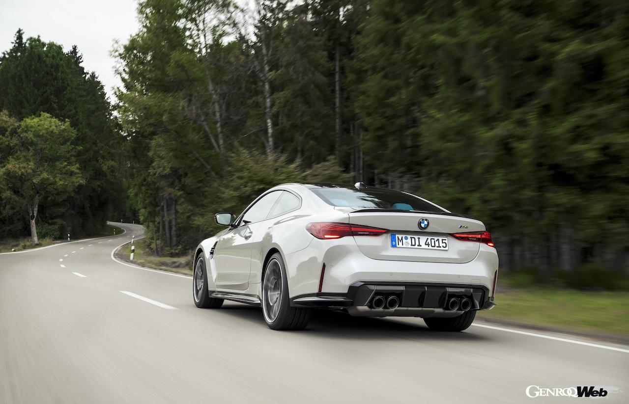 BMW M4 クーペ改良新型の走行シーン。