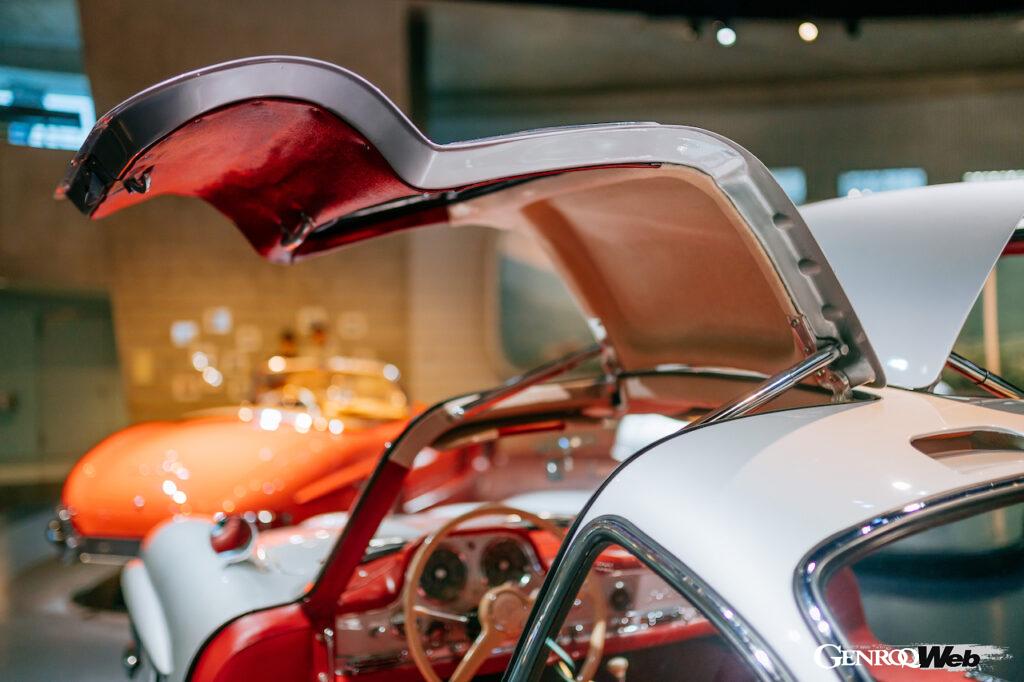 メルセデス・ベンツ 300 SL クーペのガルウィングドア。