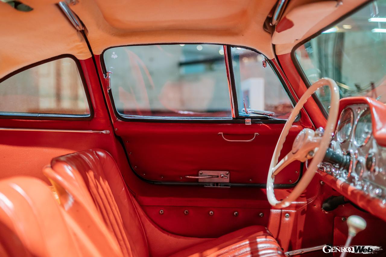 メルセデス・ベンツ 300 SL クーペの美しいインテリア。