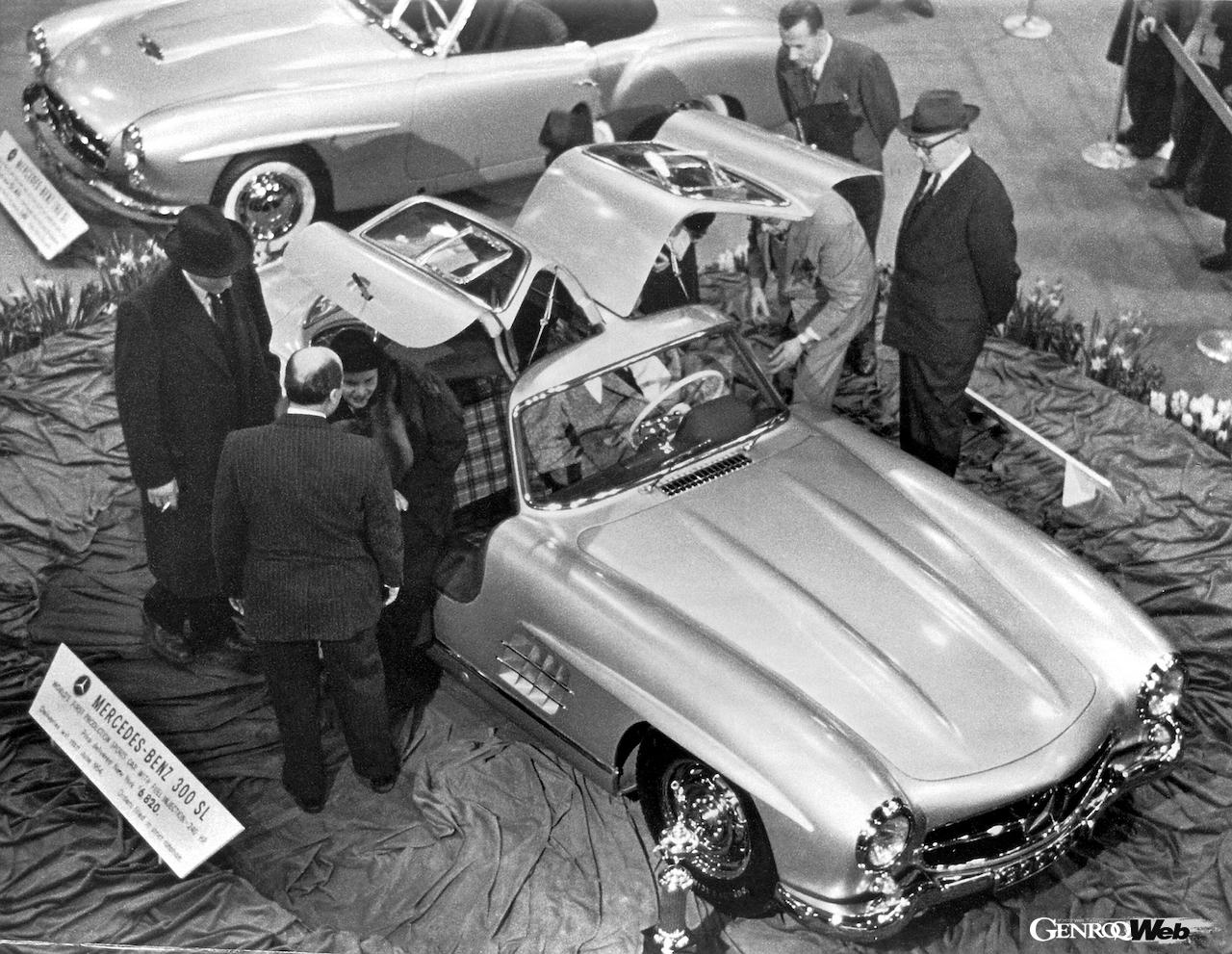 メルセデス・ベンツ 300 SLは、1954年のニューヨーク国際オートショーにおいて、190 SLと共に初公開された。