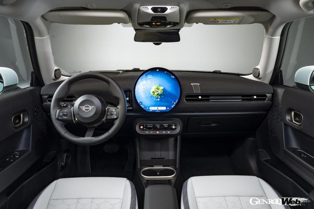 2.0リッター直列4気筒エンジンを搭載する「MINI クーパー S」のインテリア。