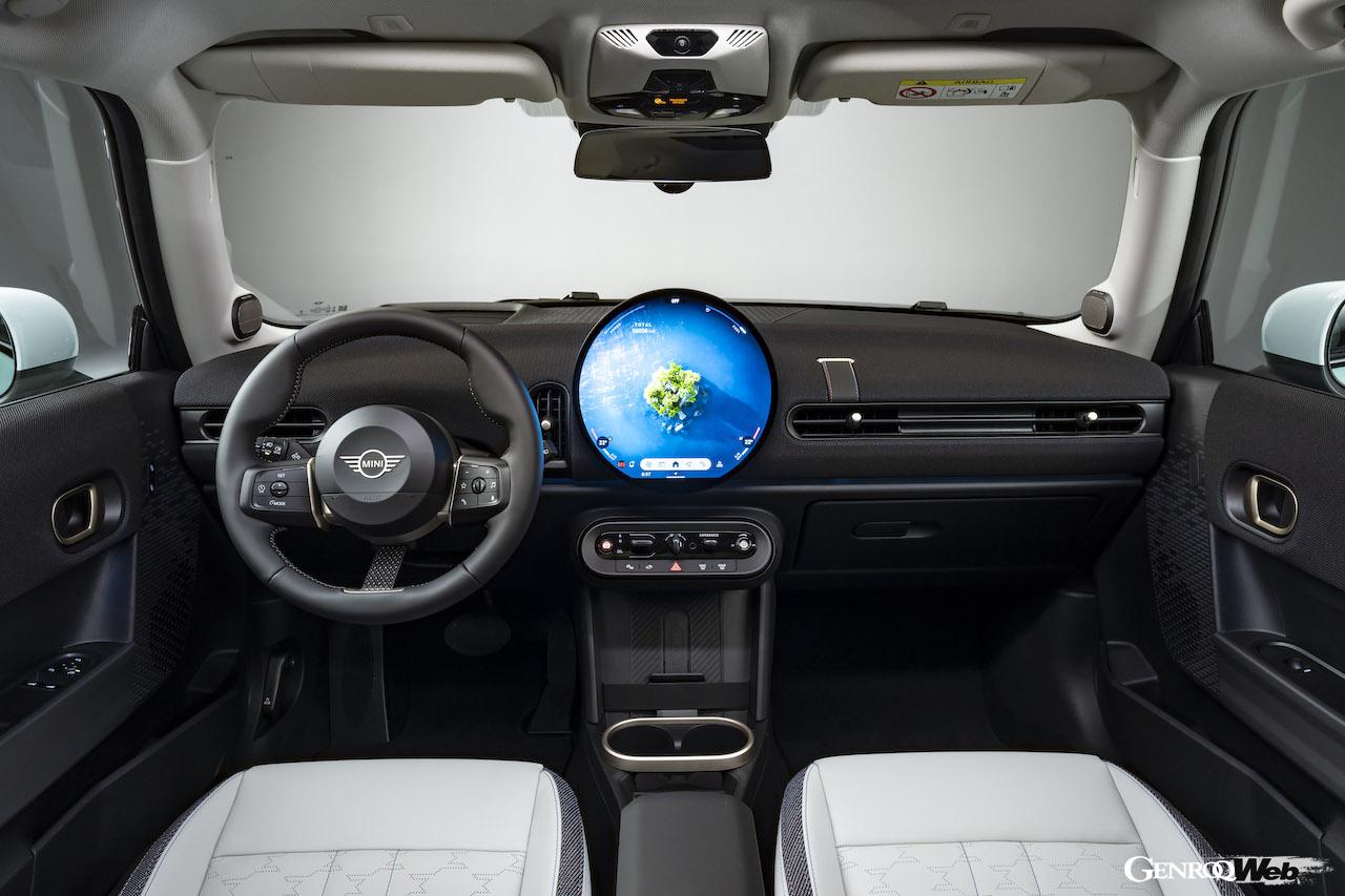 2.0リッター直列4気筒エンジンを搭載する「MINI クーパー S」のインテリア。