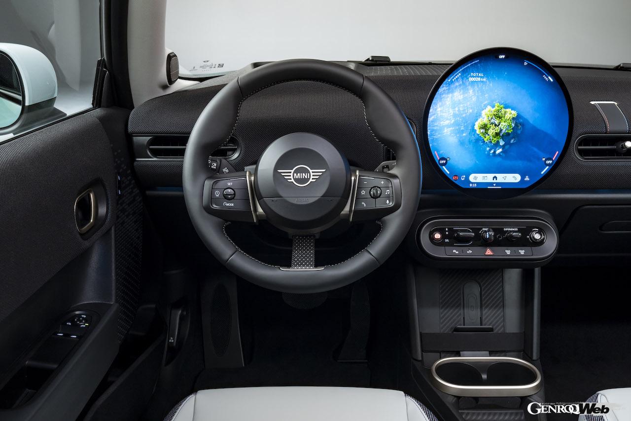 2.0リッター直列4気筒エンジンを搭載する「MINI クーパー S」のインテリア。