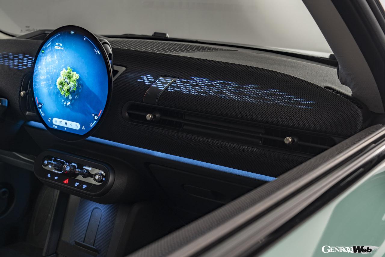 2.0リッター直列4気筒エンジンを搭載する「MINI クーパー S」のインテリア。