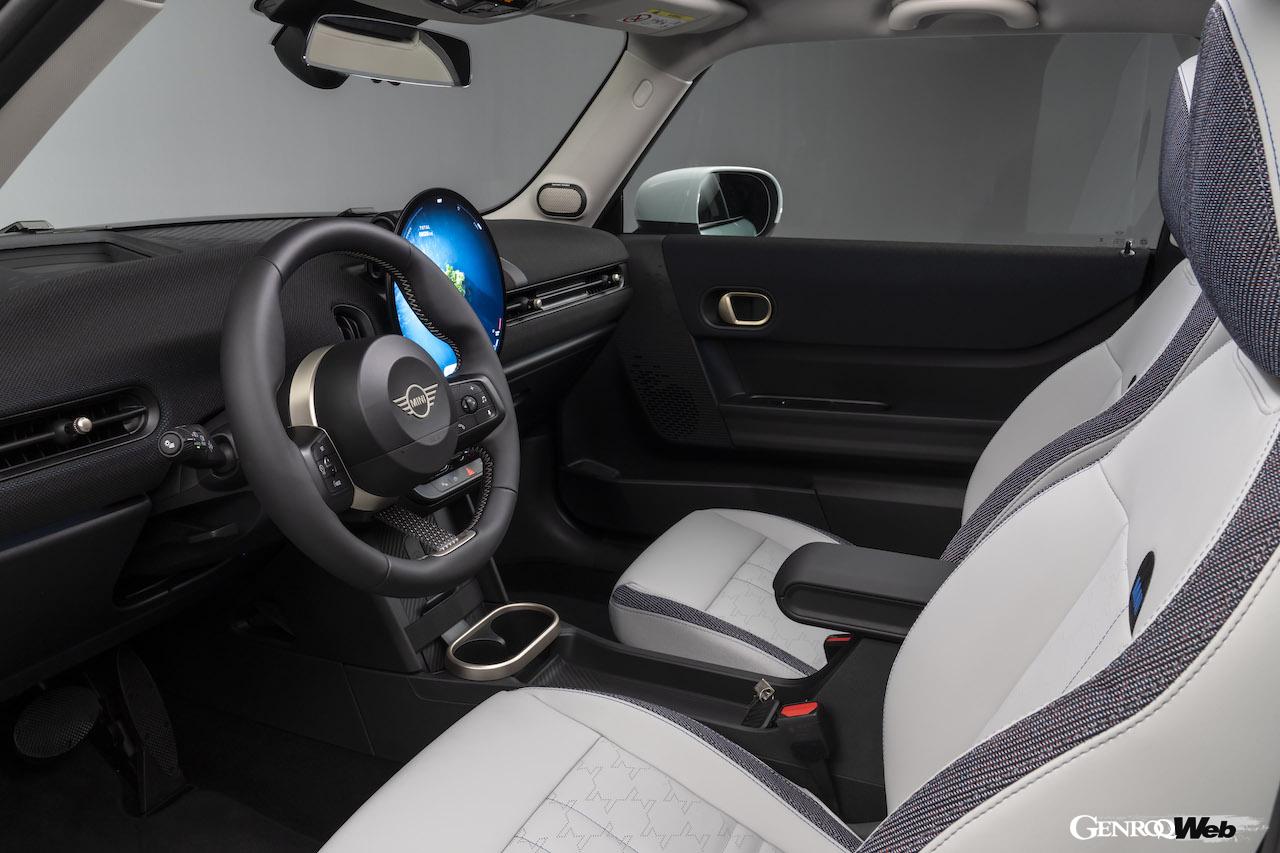 2.0リッター直列4気筒エンジンを搭載する「MINI クーパー S」のインテリア。
