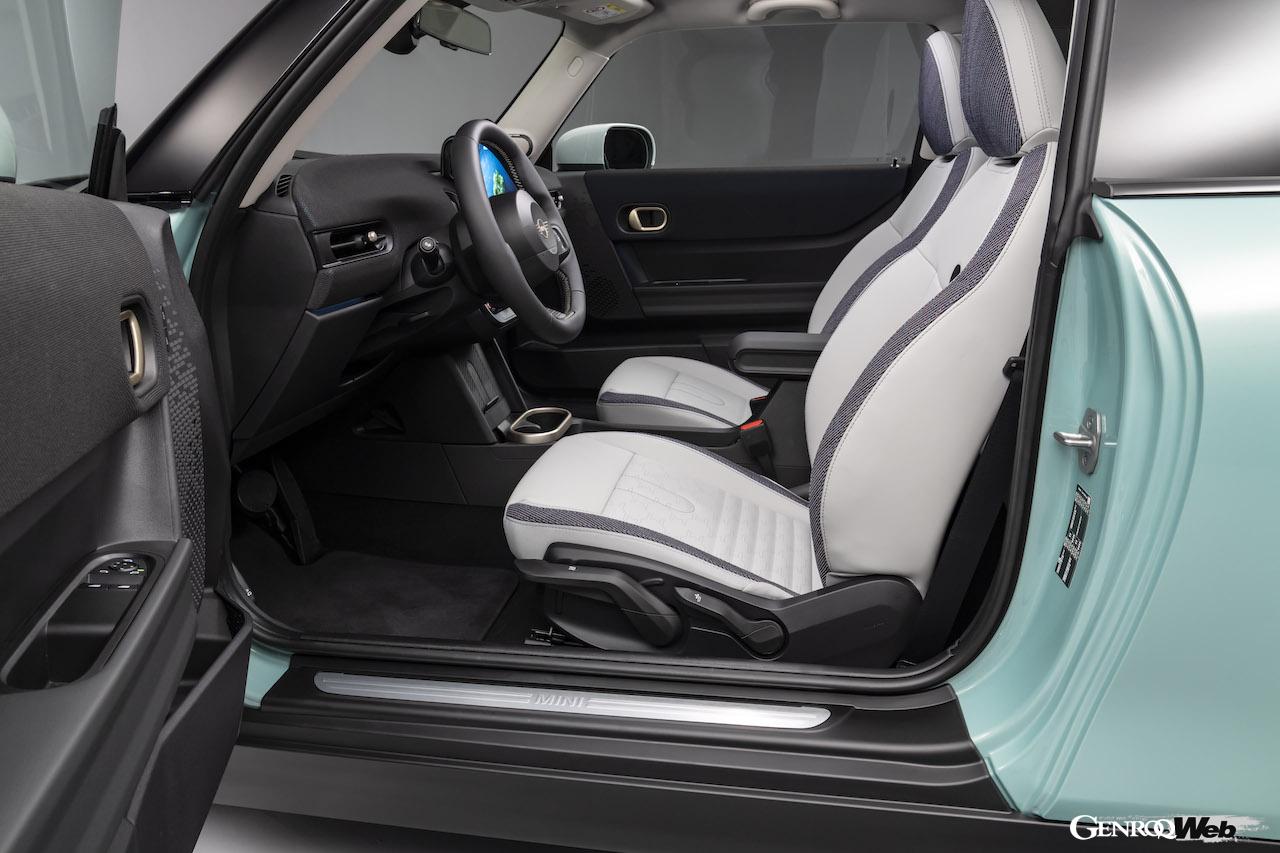 2.0リッター直列4気筒エンジンを搭載する「MINI クーパー S」のインテリア。