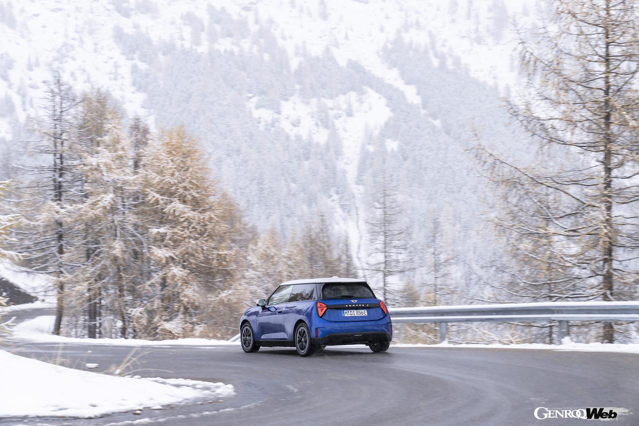 その走行性能をアピールすべく、雪が舞い散る寒冷地に持ち込まれた「MINI クーパー SE」。