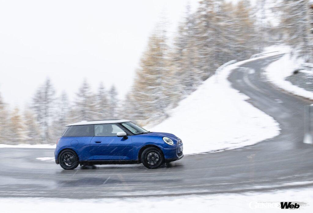 その走行性能をアピールすべく、雪が舞い散る寒冷地に持ち込まれた「MINI クーパー SE」。