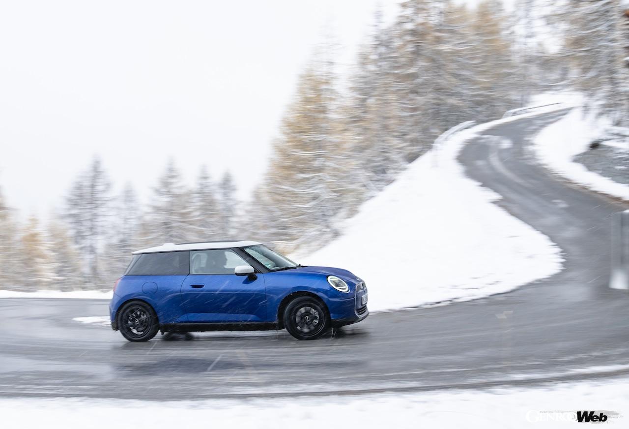その走行性能をアピールすべく、雪が舞い散る寒冷地に持ち込まれた「MINI クーパー SE」。