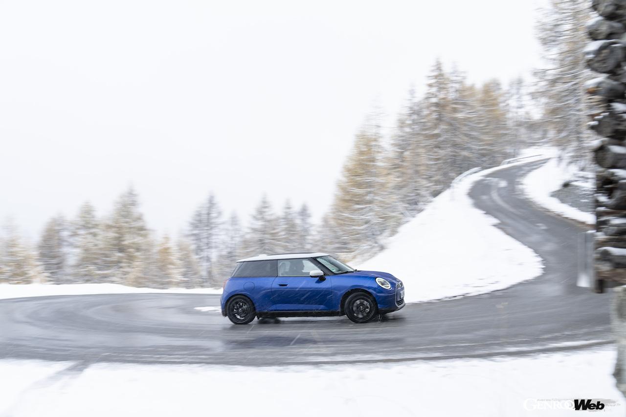 その走行性能をアピールすべく、雪が舞い散る寒冷地に持ち込まれた「MINI クーパー SE」。