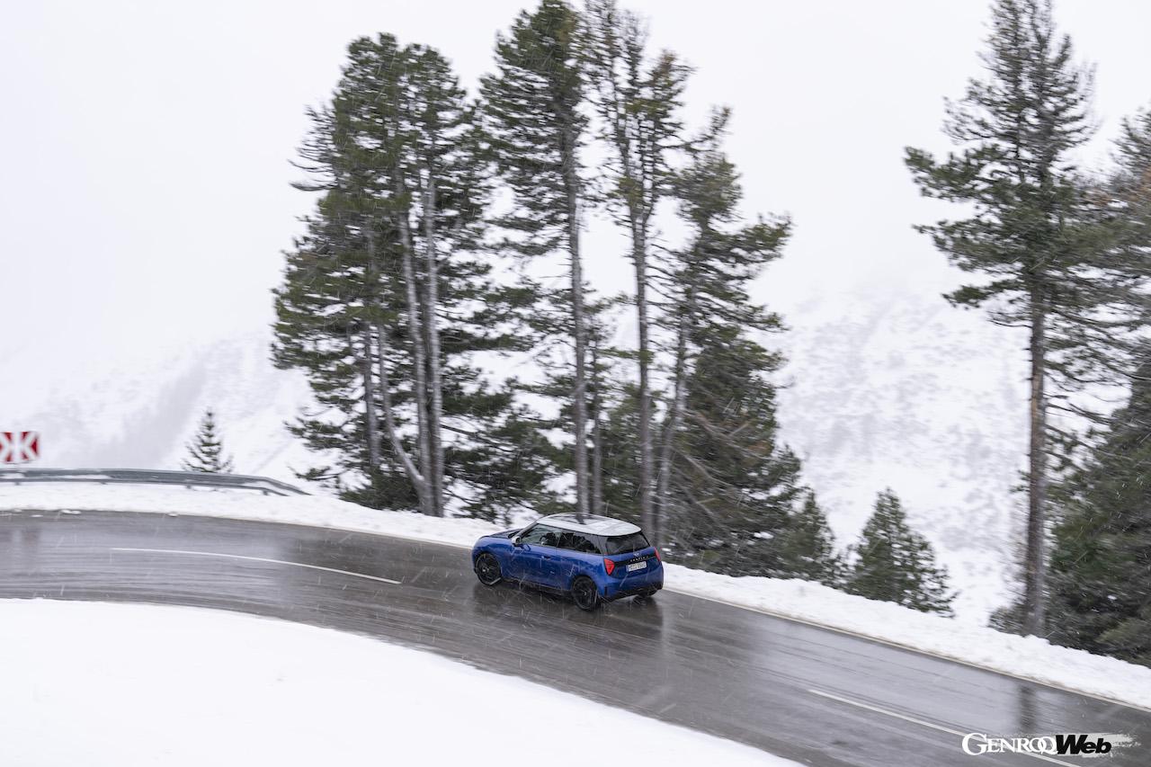 その走行性能をアピールすべく、雪が舞い散る寒冷地に持ち込まれた「MINI クーパー SE」。