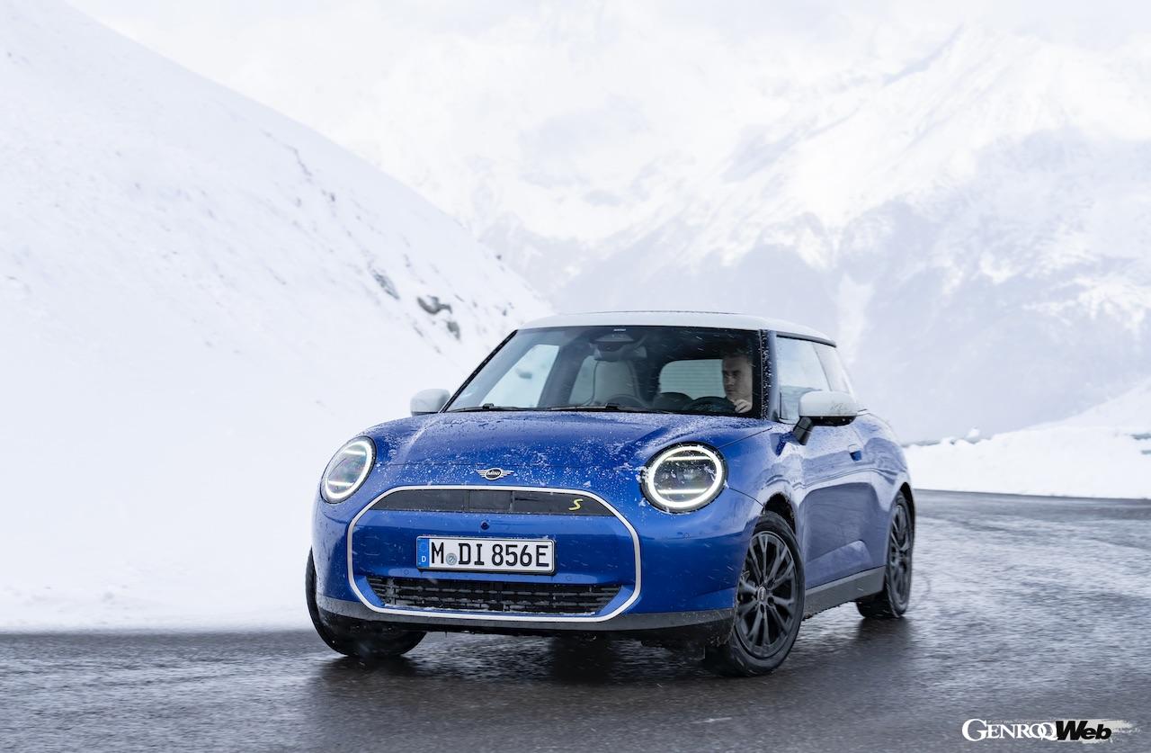その走行性能をアピールすべく、雪が舞い散る寒冷地に持ち込まれた「MINI クーパー SE」。