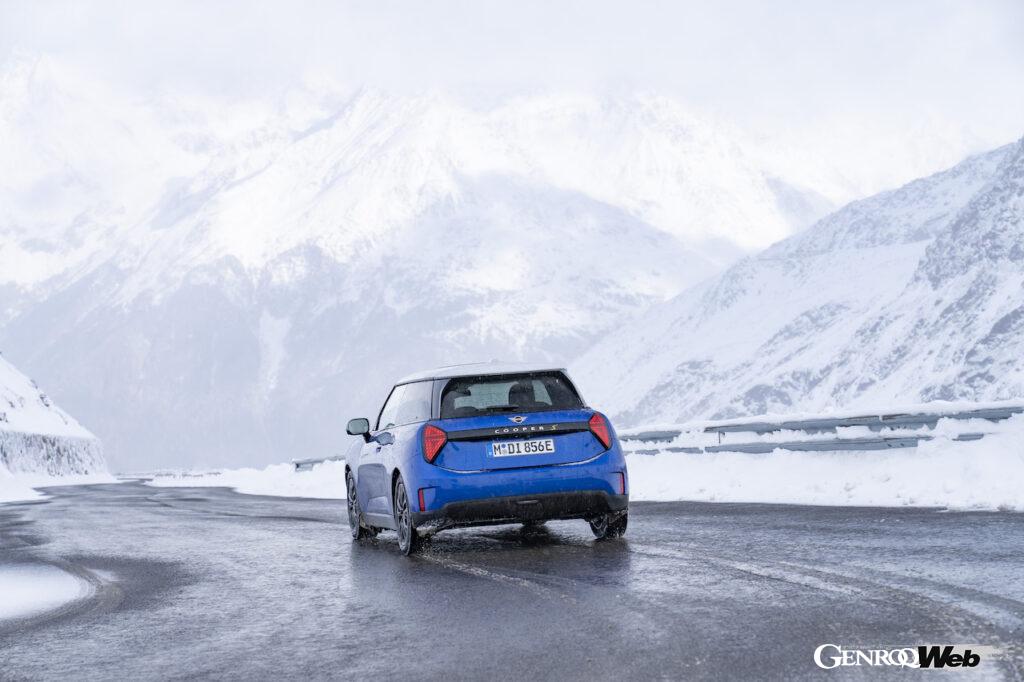 その走行性能をアピールすべく、雪が舞い散る寒冷地に持ち込まれた「MINI クーパー SE」。