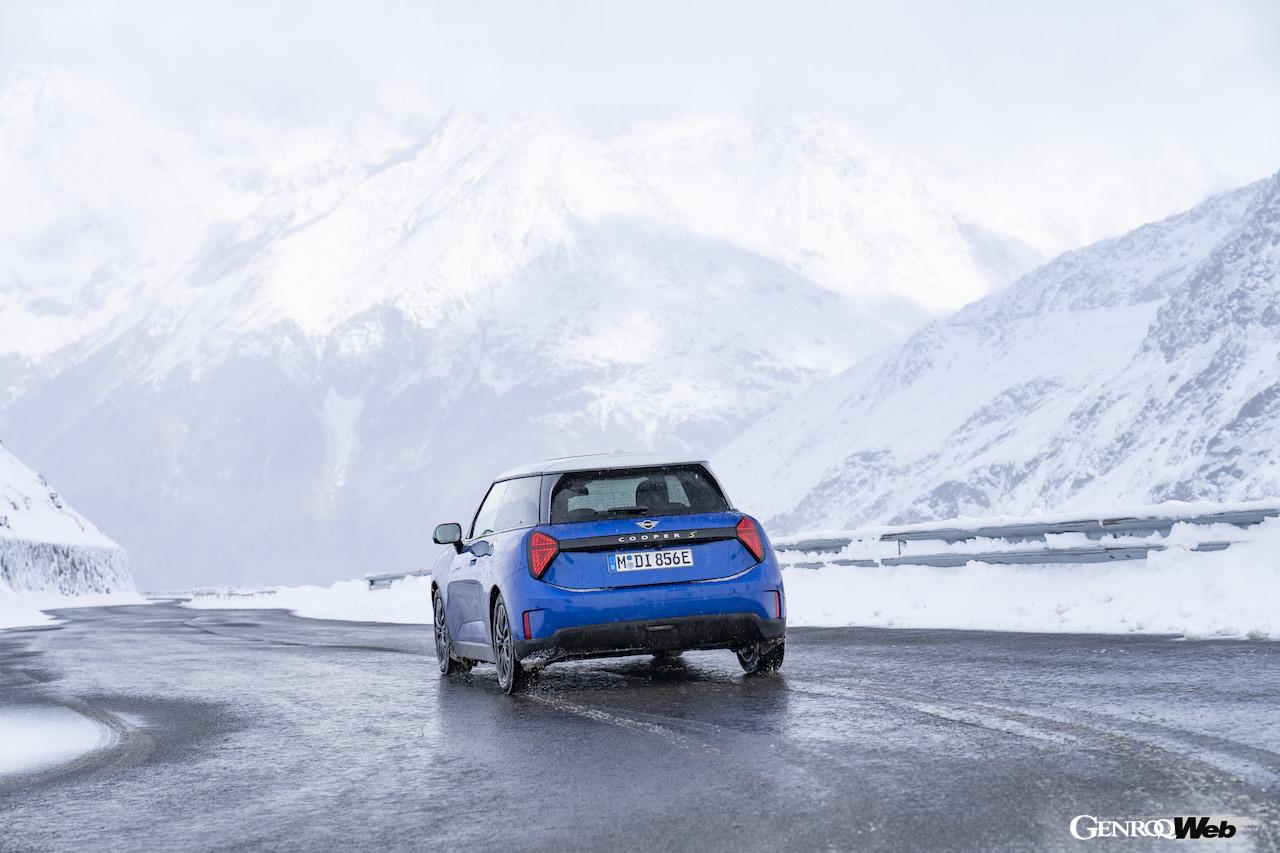 その走行性能をアピールすべく、雪が舞い散る寒冷地に持ち込まれた「MINI クーパー SE」。