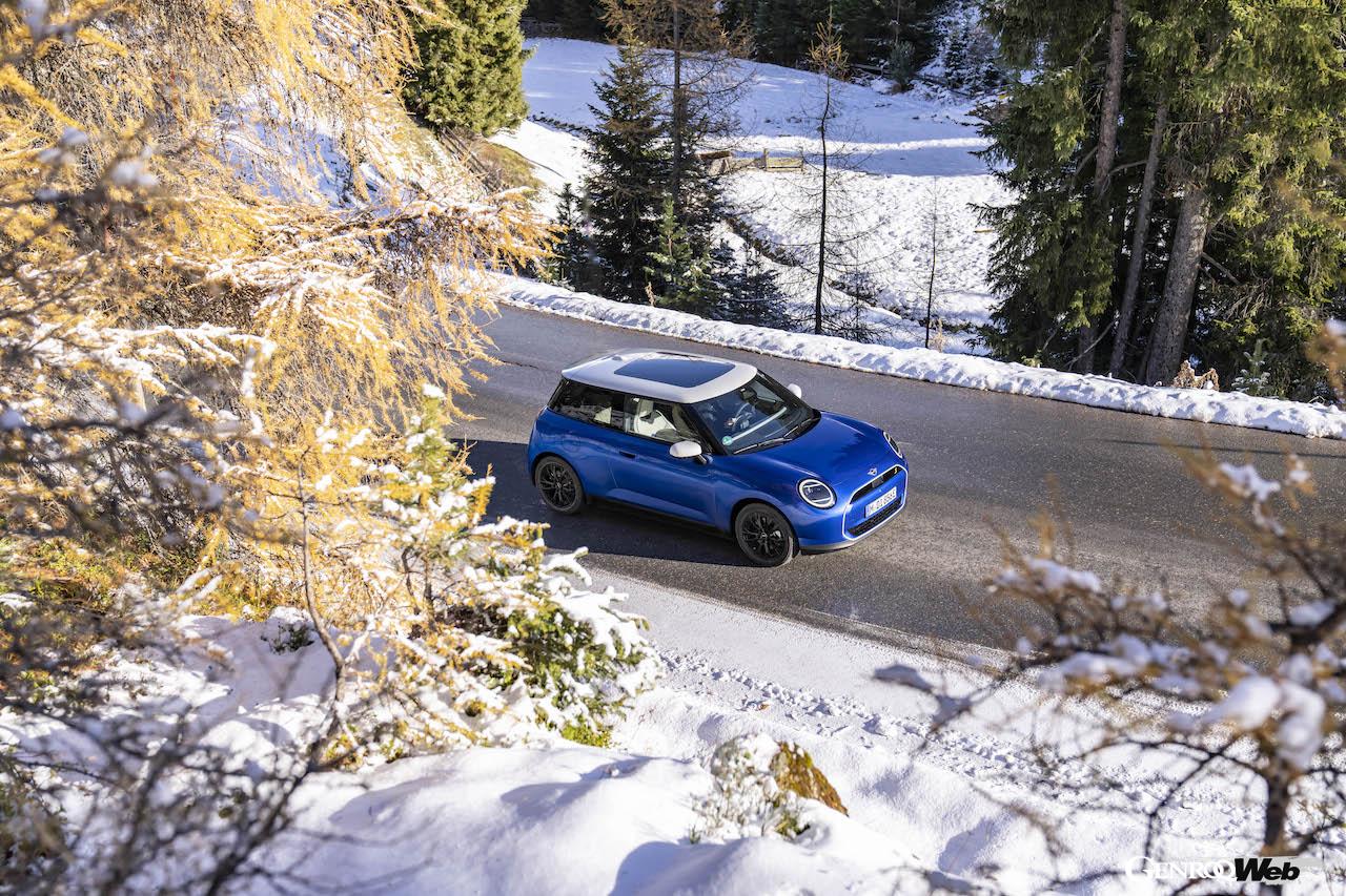 その走行性能をアピールすべく、雪が舞い散る寒冷地に持ち込まれた「MINI クーパー SE」。