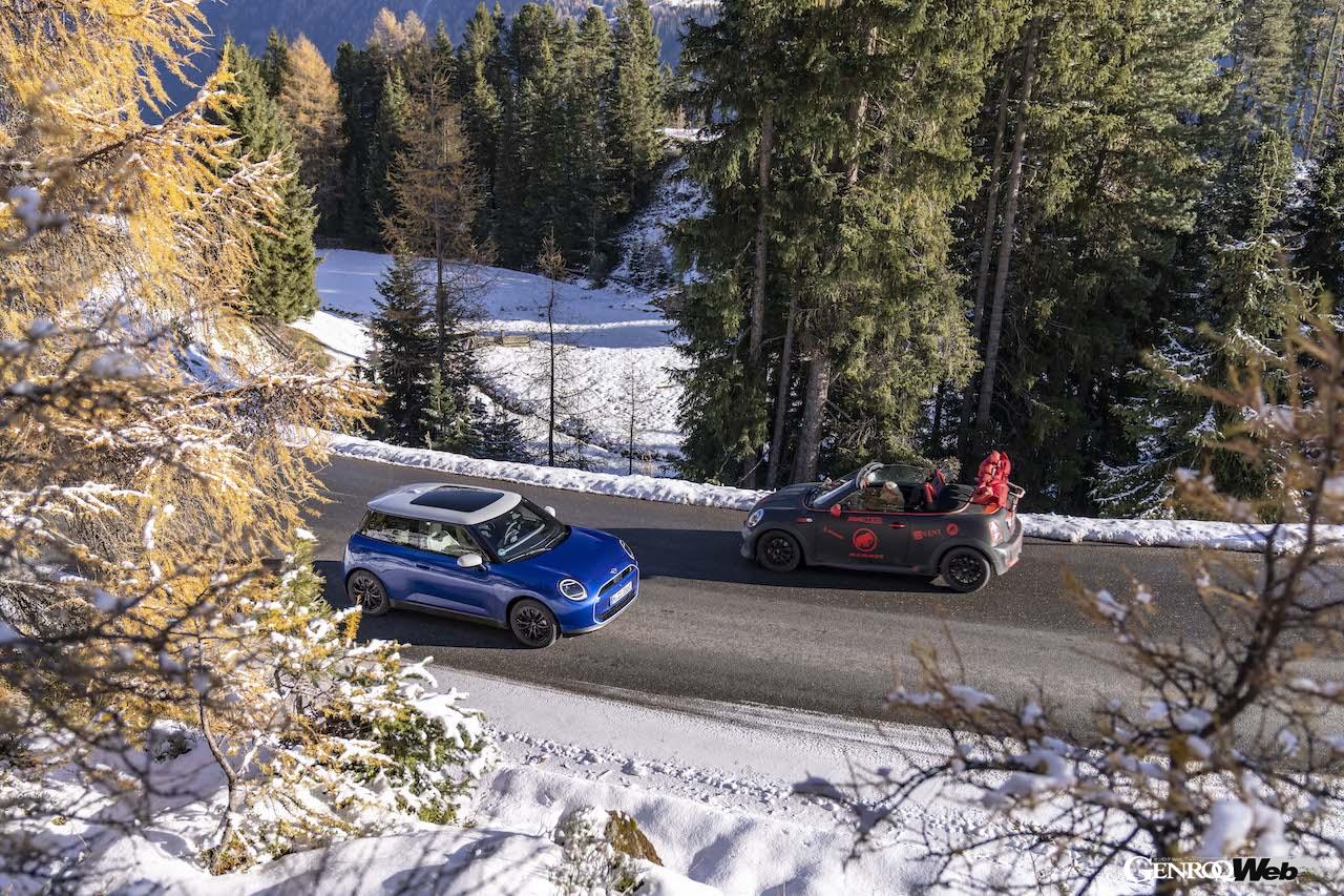 その走行性能をアピールすべく、雪が舞い散る寒冷地に持ち込まれた「MINI クーパー SE」。