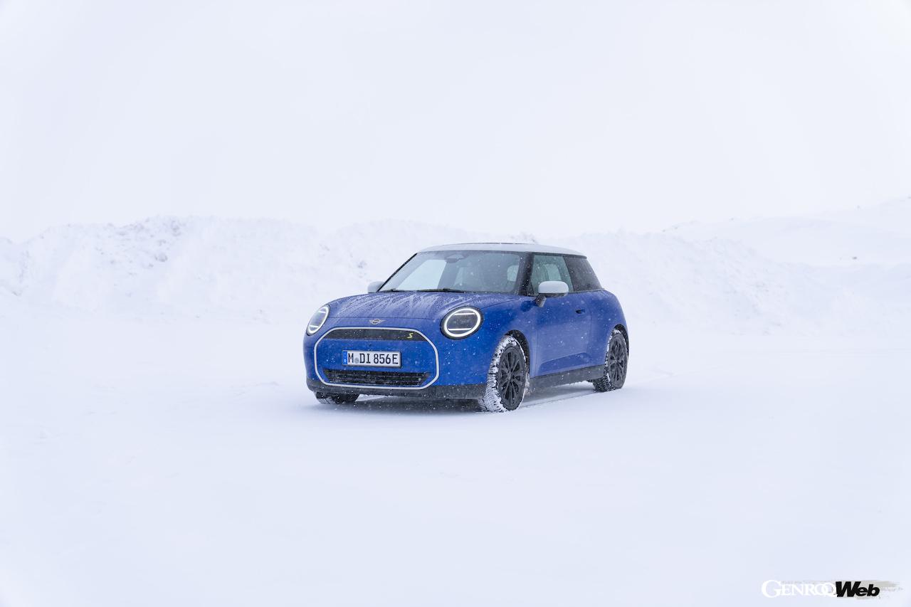 その走行性能をアピールすべく、雪が舞い散る寒冷地に持ち込まれた「MINI クーパー SE」。