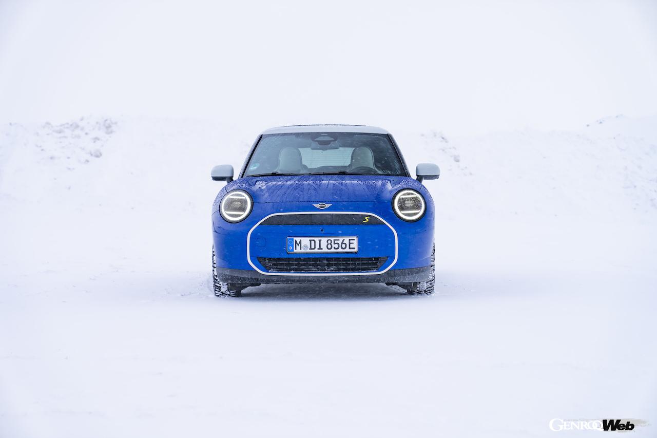 その走行性能をアピールすべく、雪が舞い散る寒冷地に持ち込まれた「MINI クーパー SE」。