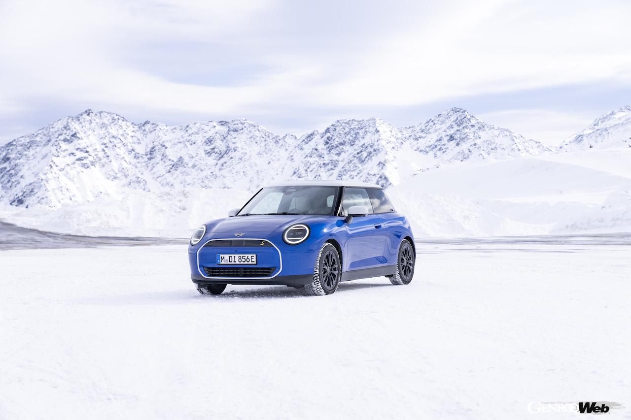その走行性能をアピールすべく、雪が舞い散る寒冷地に持ち込まれた「MINI クーパー SE」。