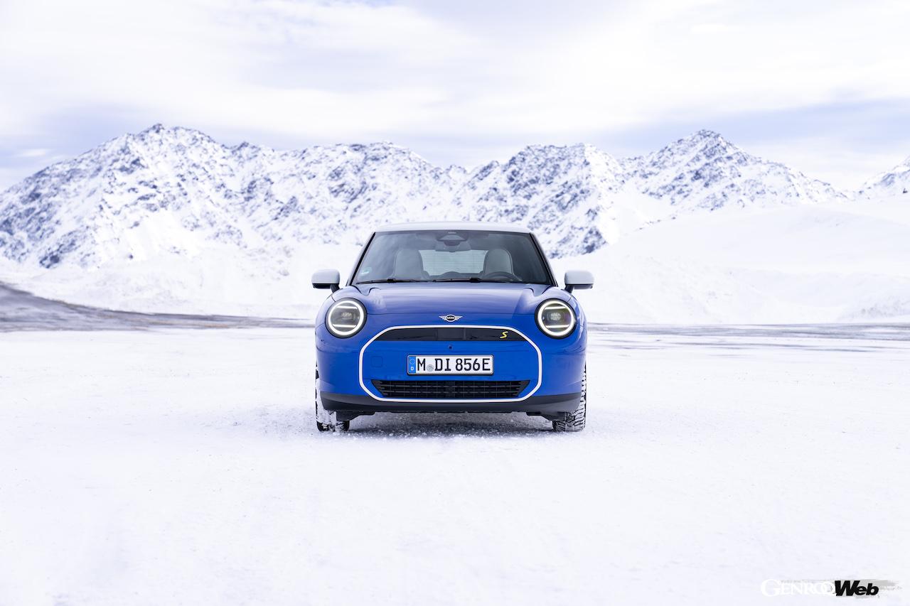 その走行性能をアピールすべく、雪が舞い散る寒冷地に持ち込まれた「MINI クーパー SE」。
