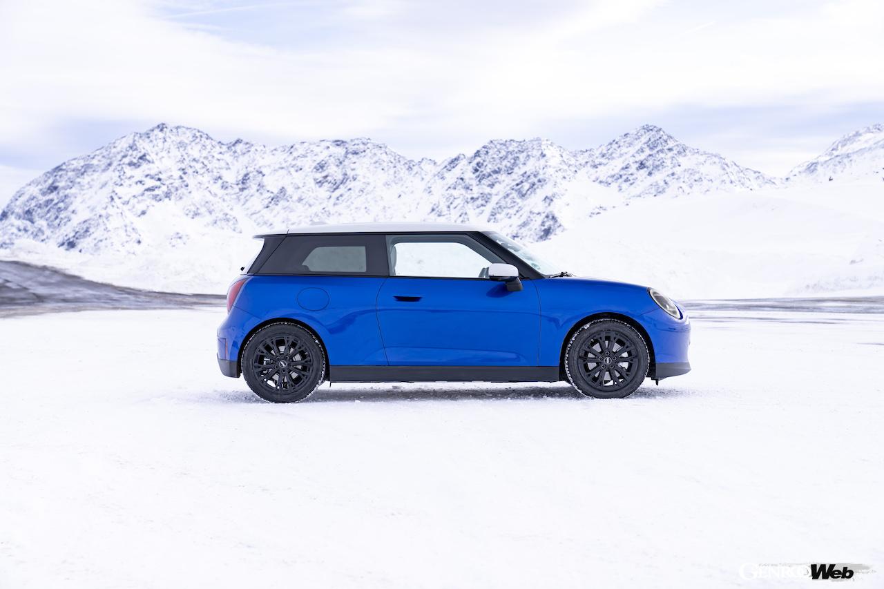 その走行性能をアピールすべく、雪が舞い散る寒冷地に持ち込まれた「MINI クーパー SE」。